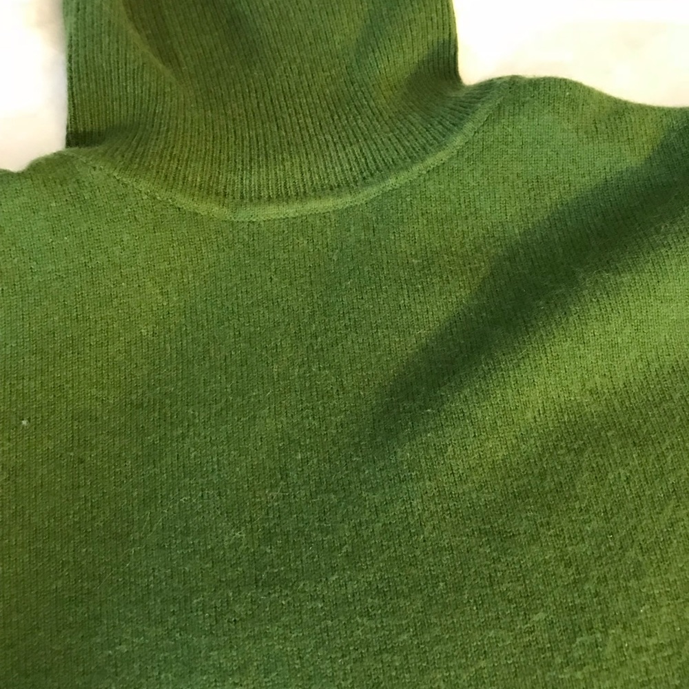 Green cashmere turtleneck